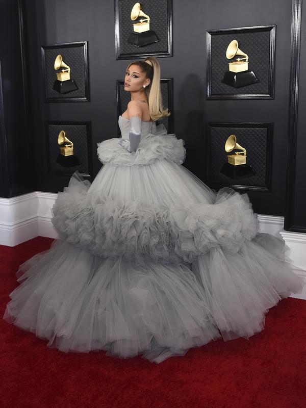 Ariana Grande berpose di karpet merah saat tiba menghadiri Grammy Awards ke-62 di Staples Center di Los Angeles (26/1/2020). Ariana Grande tampil cantik bak cinderella dengan gaun bernuansa abu-abu dari rumah mode Giambattista Valli. (AP Photo/Jordan Strauss)
