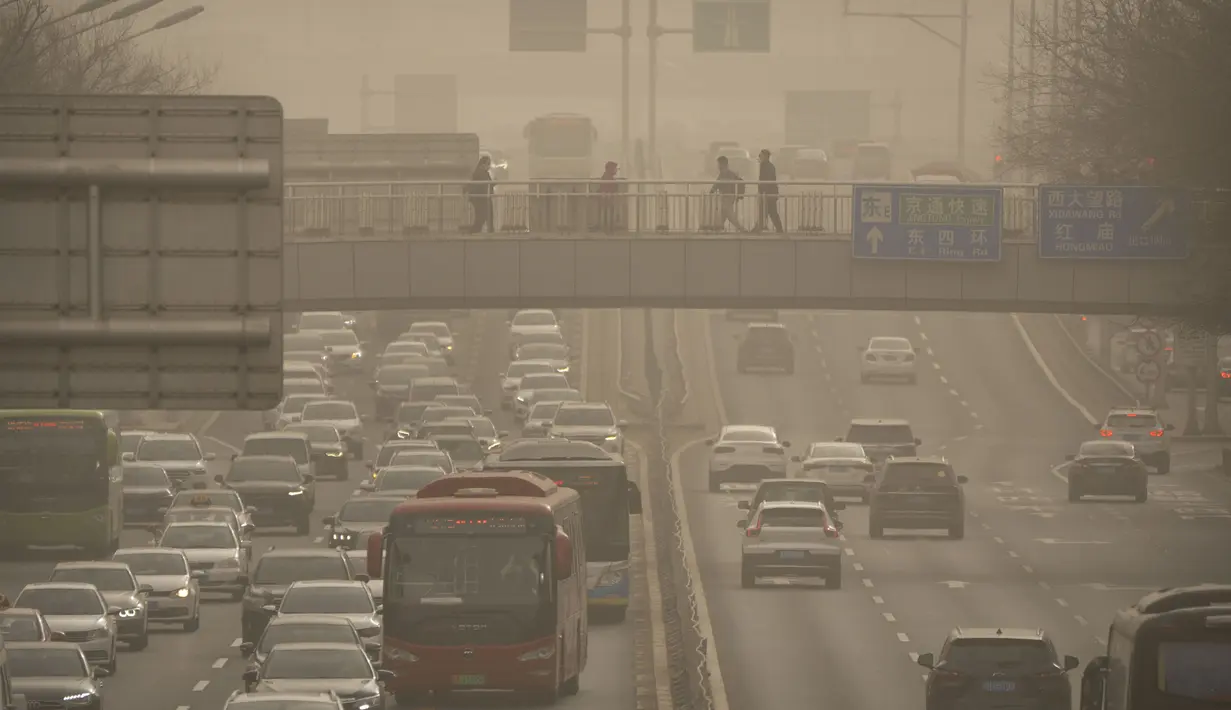 Otoritas cuaca di Beijing memperingatkan orang-orang untuk tidak keluar rumah untuk berolahraga dan aktivitas lainnya, dan meminta pengemudi untuk tetap waspada serta mengurangi kecepatan karena jarak pandang yang rendah. (AP Photo/Mark Schiefelbein)