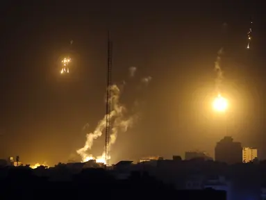 Suar pasukan Israel menerangi langit malam di Jalur Gaza utara, Sabtu, 4 November 2023. (AP Photo/Abed Khaled)