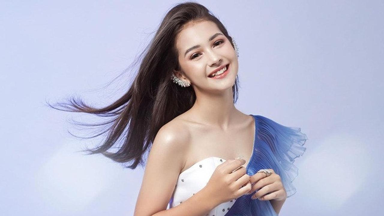 6 Gaya Pemotretan Terbaru Sandrinna Michelle, Tampil Anggun dengan Gaun Biru