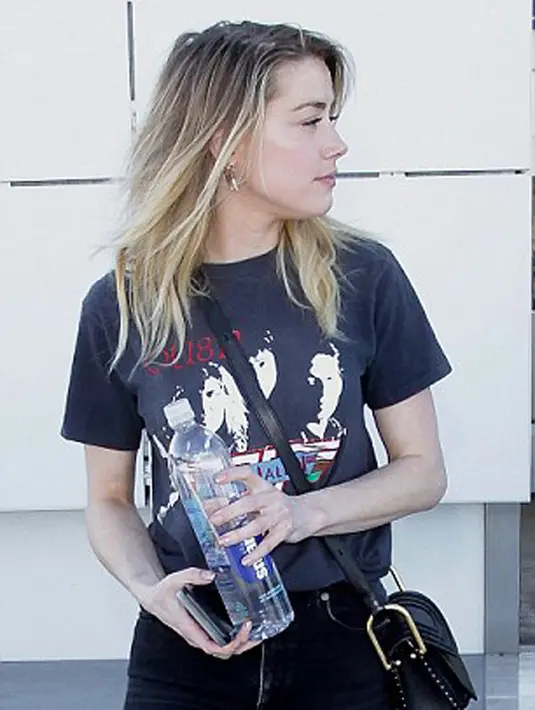 Membawa dua buah tas berwarna hitam bertali panjang yang digantungkan di bahu kanan dan kirinya. Wanita blonde itu kabarnya telah bebas dengan urusan cerai dan harta gono-gini yang menjadi haknya. (doc.dailymail.com)