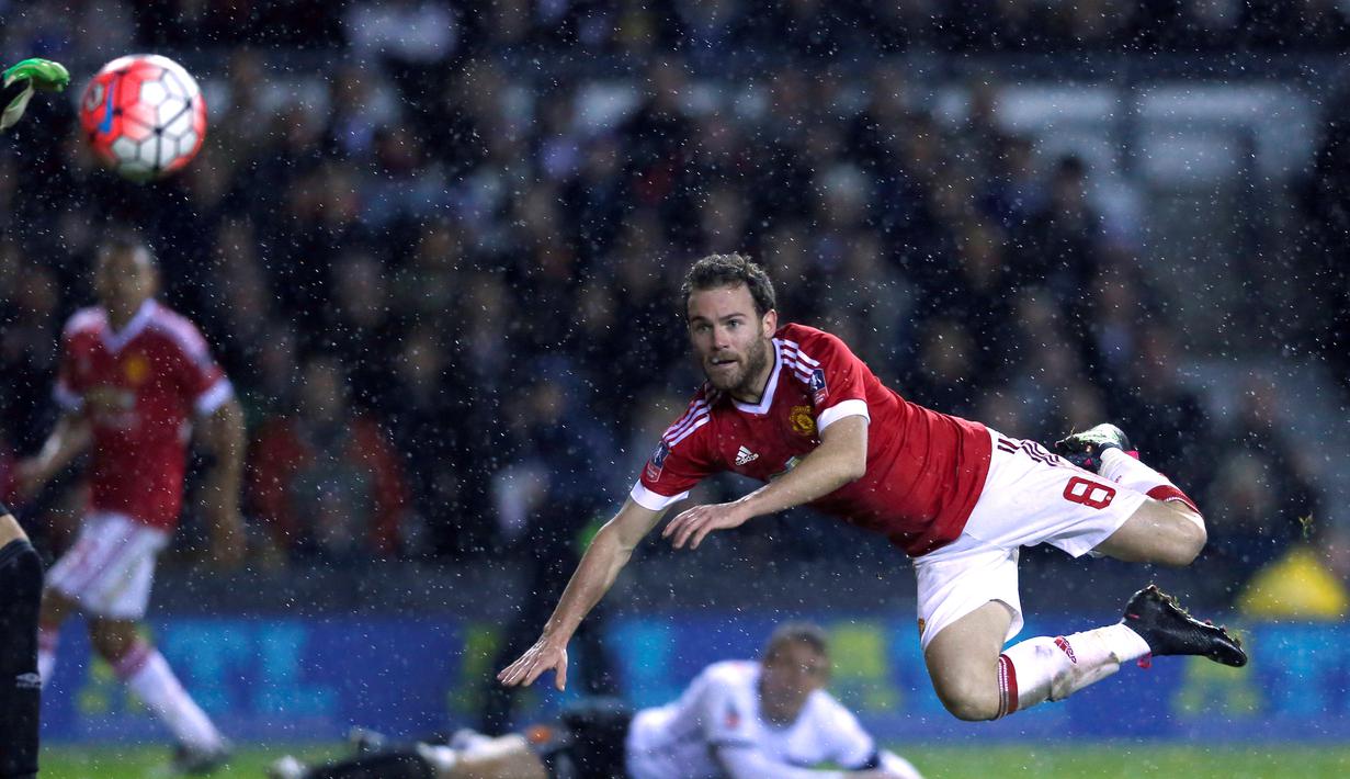 Aksi Juan Mata di depan gawang Derby County dalam laga putaran keempat Piala FA, di Stadion Pride Park, Sabtu (30/1/2016) dini hari WIB. (Reuters/Eddie Keogh)