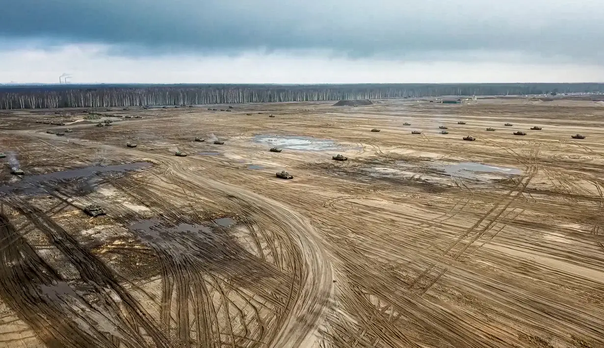Dalam foto yang diambil dari video oleh Layanan Pers Kementerian Pertahanan Rusia pada 12 Februari 2022, tank dan kendaraan lapis baja bergerak di tempat pelatihan saat latihan militer Union Courage-2022 Rusia-Belarus di Belarus. (Russian Defense Ministry Press Service via AP)