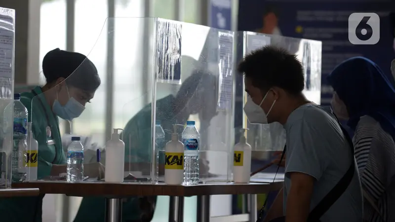 FOTO: Calon Penumpang Jalani Tes GeNose C19 di Stasiun Pasar Senen