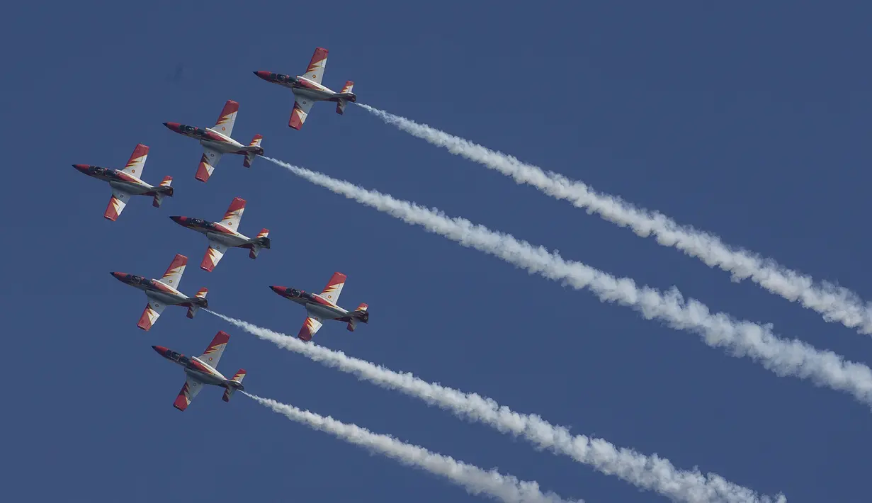 The Patrulla Aguila dari Angkatan Udara Spanyol yang dipamerkan selama pertunjukkan udara "Airpower 16" di Zeltweg, Austria, Jumat (2/9). (AFP Photo/Erwin Scheriau)