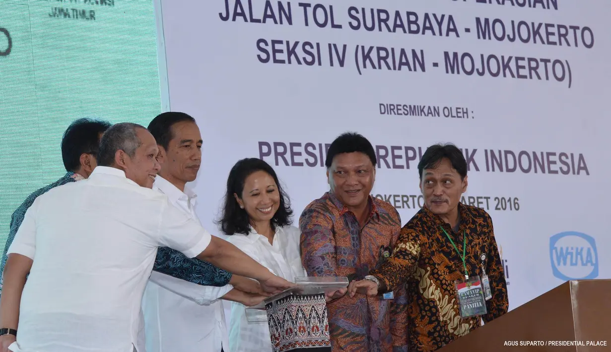 Presiden Jokowi meresmikan tol Surabaya-Mojokerto Seksi IV ruas Krian-Mojokerto di Desa Penompo, Kecamatan Jetis, Kabupaten Mojokerto, Jawa Timur, (19/3). (Setpres/Agus Suparto)