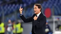 Pelatih Timnas Italia, Roberto Mancini, saat mendampingi tim dalam laga kualifikasi Piala Eropa 2020 melawan Yunani di Stadio Olimpico, Roma (13/10/2019). (AFP/Alberto Pizzoli)