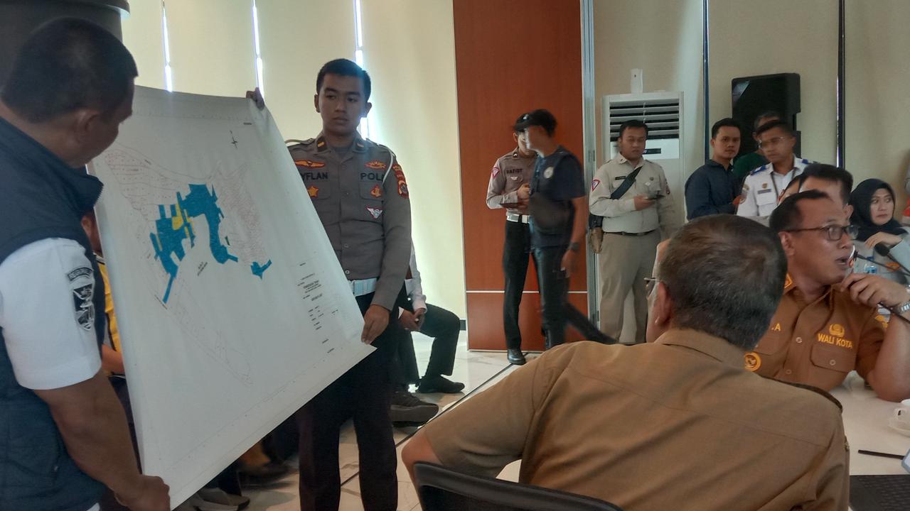 Direktur Komersil PT ASDP Indonesia Ferry, Yusuf Hadi, menjelaskan mengenai persiapan arus mudik Idul Fitri 2023, di Dermaga Eksekutif Merak, Kota Cilegon, Banten, Senin (6/3/2023). (Yandhi/Liputan6.com)