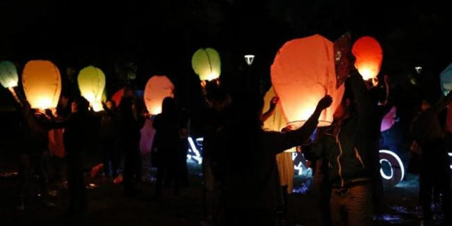 Terbangkan lentera, harapkan jodoh cepat datang. | Foto: copyright shanghaiist.com