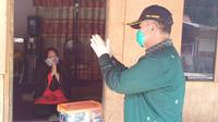 Wakil Gubernur Sumbar, Nasrul Abit memantau pasien corona yang isolasi mandiri di rumahnya.