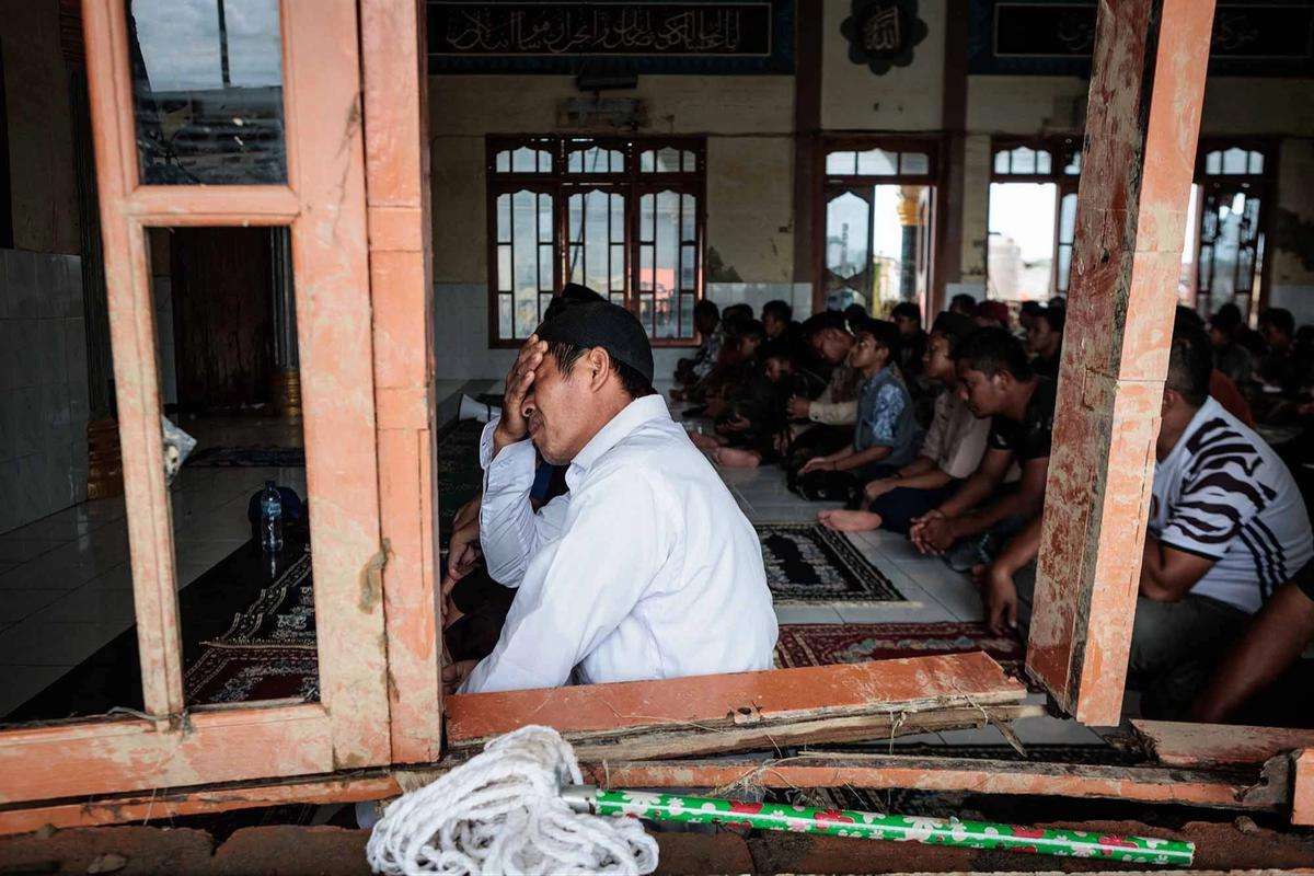 FOTO: Warga Aceh Tamiang Laksanakan Salat Jumat di Tengah Pemulihan Pascabencana