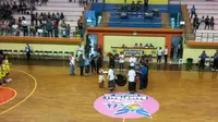 Turnamen Honda Merpati Bali Basketball Challenge resmi dibuka di GOR Merpati, Denpasar, Kamis (2/1/2017). (Bola.com/Muhammad Wirawan Kusuma)