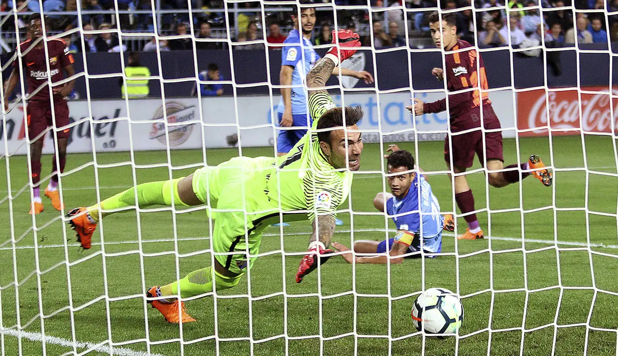 Gelandang Barcelona, Philippe Coutinho, mencetak gol ke gawang Malaga pada laga La Liga di Stadion La Rosaleda, Sabtu (10/3/2018). Malaga takluk 0-2 dari Barcelona. (AP/M.Pozo)