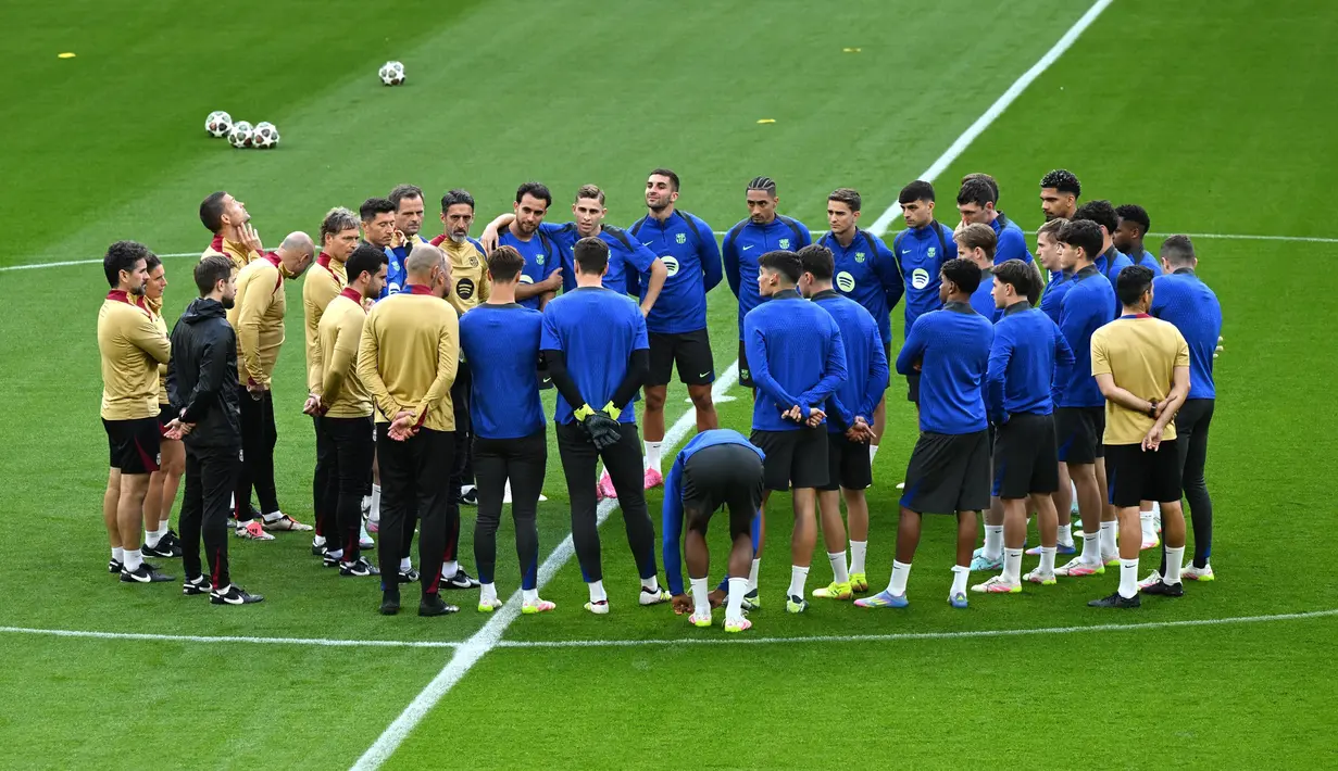 Sesi latihan Barcelona ini sebagai persiapan menghadapi Borussia Dortmund di pertandingan kedua perempat final Liga Champions 2024/2025. (Ina FASSBENDER/AFP)