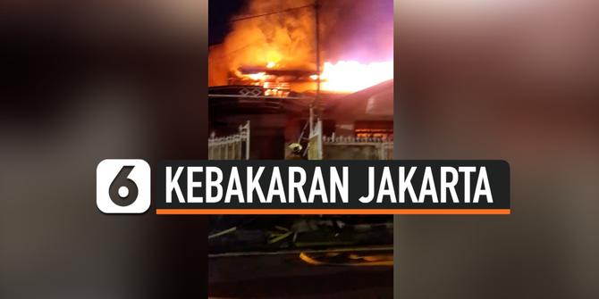 VIDEO: Kebakaran Hanguskan Rumah Mewah di Pulo Gadung