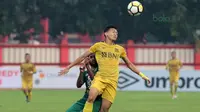 Fandri Imbiri (kiri) dan pemain Bhayangkara FC, Dendi Sulistyawan pada laga Gojek Liga 1 bersama Bukalapak di Stadion PTIK, Jakarta, Rabu (11/7/2018). Bhayangkara FC bermain imbang 3-3. (Bola.com/Nick Hanoatubun)