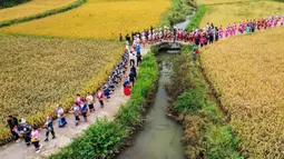 Foto udara menunjukkan warga berkeliling untuk memperingati panen raya di Desa Dangzao, Panshi, Kota Tongren, Provinsi Guizhou, China, 20 September 2020. Berbagai aktivitas digelar di seluruh negeri untuk menyambut festival panen petani China ketiga yang jatuh pada 22 September. (Xinhua/Wu Weidong)