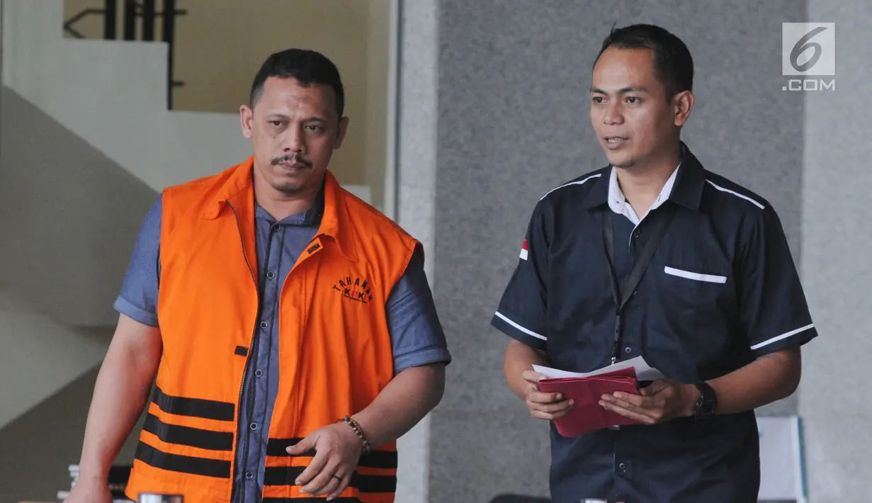 Tersangka suap fasilitas dan perizinan Lapas Sukamiskin, Andi Rahmat (kiri) usai menjalani pemeriksaan di Gedung KPK, Jakarta, Kamis (30/8). Andi merupakan orang kepercayaan narapidana kasus suap Bakamla Fahmi Darmawansyah. (Merdeka.com/Dwi Narwoko)