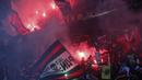 Dukungan suporter PSG saat timnya membobol gawang Marseille pada lanjutan Ligue 1 Prancis di Parc des Princes Stadium, Paris, (25/2/2018). PSG menang 3-0. (AP/Thibault Camus)
