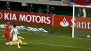 Kiper Bolivia, Romel Quinonez gagal menghalau tendagan penyerang Peru, Paolo Guerrero saat Copa Amerika 2015 di Estadio Municipal Bicentenario, Chile, (25/6/2015). Peru melaju ke semifinal usai mengalahkan Bolivia 3-1. (REUTERS/Carlos Garcia Rawlins)