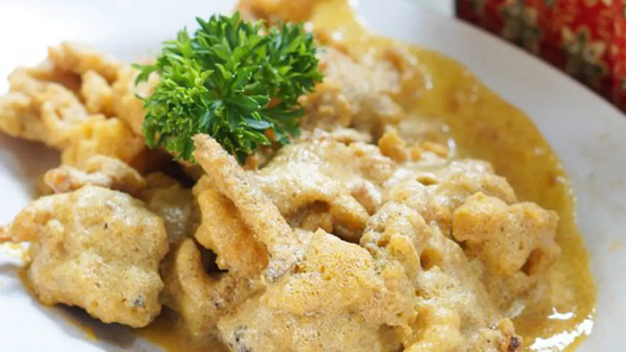 Ayam fillet siram saus asin ini lezat banget lho Ladies/copyright: warungapung