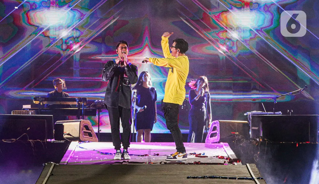 Penyanyi Armand Maulana (kanan) berduet dengan Afgan Syahreza pada hari kedua konser New Live Experience 2020 di Parkir Barat JIExpo Kemayoran, Jakarta, Minggu (30/8/2020). Dalam penampilannya, Armand dan Afgan membawakan beberapa lagu hits dari album terbaik mereka. (Liputan6.com/Faizal Fanani)