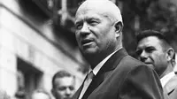 Nikita Khrushchev saat berada di markas besar PBB di New York pada 28 September 1960 (AP)