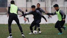Pemain Timnas Indonesia U-20 tampak serius saat sesi latihan jelang laga melawan Suriah pada matchday kedua Grup A Piala Asia U-20 2023 di Uzbekistan, Jumat (3/3/2023). (Dok. PSSI)