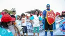 Seorang pria berkostum Kapten BNN dan sejumlah anak mengadakan aksi Hari Anak Nasional di Bundaran HI, Jakarta, Minggu (2/8/2015). Mereka mengajak anak-anak Indonesia untuk menjauhi narkoba. (Liputan6.com/Faizal Fanani)