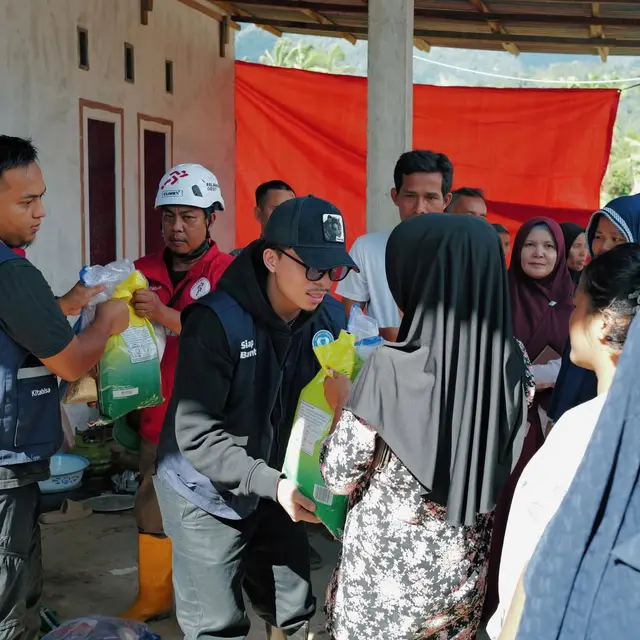 6 Artis Terjun Langsung Bantu Korban Banjir Sumatera, Verrell Bramasta Tuai Sorotan