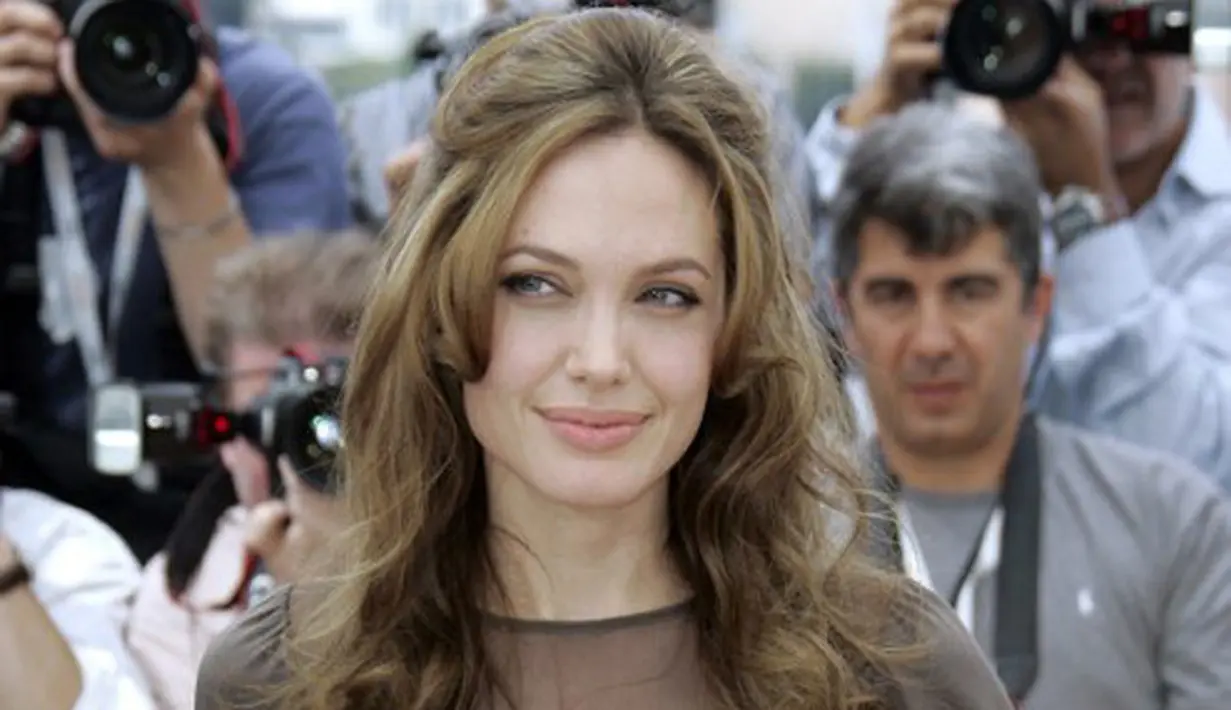 Dilaporkan juga bahwa film Maleficent 2 akan menjadi film terakhir Jolie. Dia dikabarkan telah bekerja sama dengan film asing lain yang berjudul "First They Killed My Father: A Daughter of Cambodia Remembers". (AFP/Bintang.com)