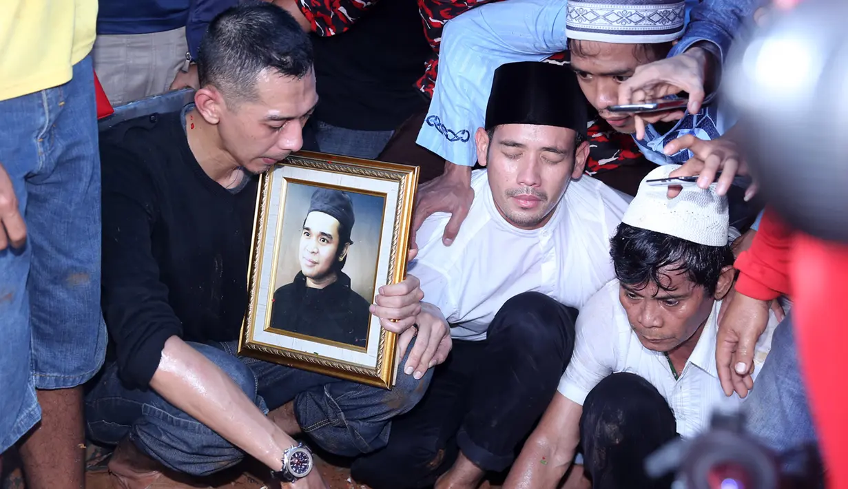 Olga Syahputra. Artis kocak ini lahir di Jakarta, 8 Februari 1983 dan meninggal dunia pada 27 Maret 2015 di usia 32 tahun karena penyakit meningitis yang dideritanya. (Galih W. Satria/Bintang.com)