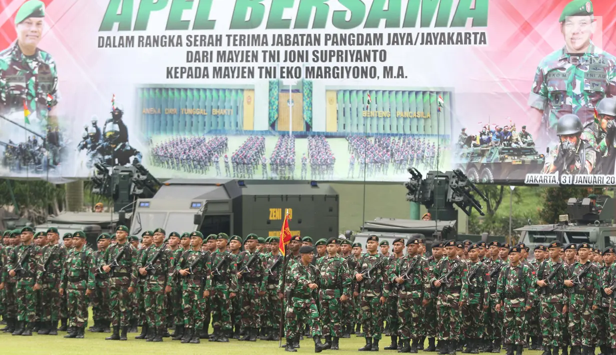 Prajurit TNI dari berbagai kesatuan bersiap Apel Bersama dalam Rangka Sertijab Pangdam Jaya/Jayakarta di Makodam Jaya, Jakarta, Kamis (31/1). Mayjen TNI Eko Margiyono resmi menjabat sebagai Pangdam Jaya/Jayakarta. (Liputan6.com/Helmi Fithriansyah)