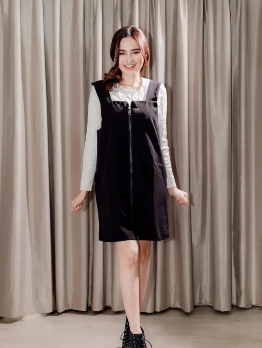 Atau lihat OOTD Syifa Hadju pakai atasan knitted putih keabuan ditumpuknya dengan dress hitam tanpa lengan sebagai outer. [Foto: Instagram/syifahadju]