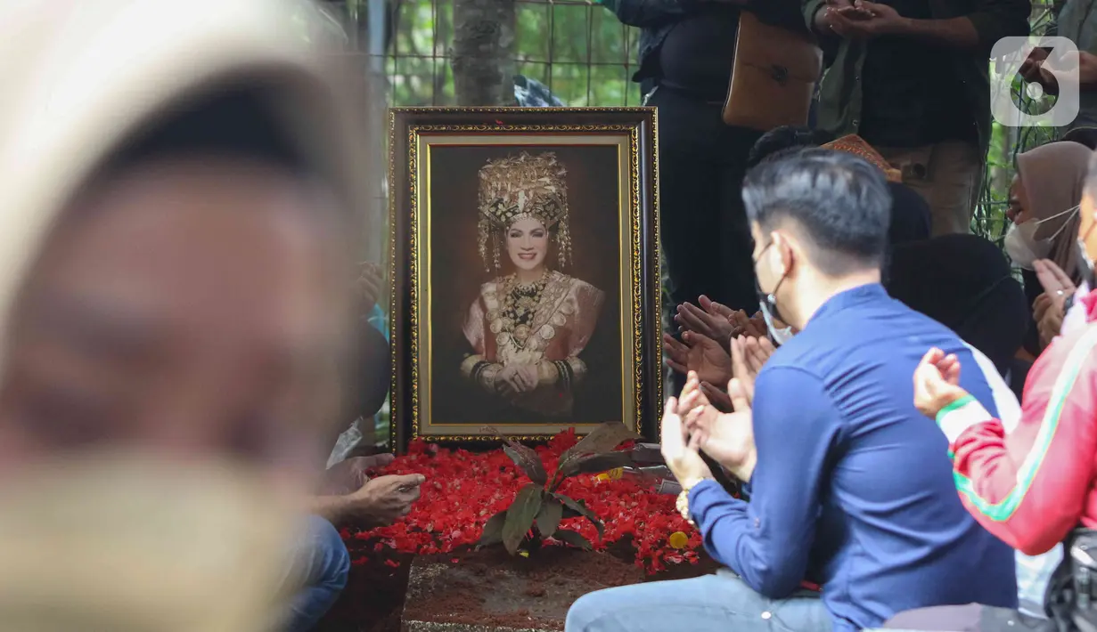 Kerabat dan keluarga berdoa di makam Dedi Yuliardi Ashadi atau Dorce Gamalama di TPU Bantar Jati, Bambu Apus, Jakarta, Rabu  (16/2/2022). Dorce menghembuskan nafas terakhir di RSPP Simprug, Jakarta Selatan, Rabu (6/2) pukul 07.00 WIB. (Liputan6.com/Herman Zakharia)