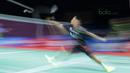 Hafiz Faizal mencoba mengembalikan kok ke arah Tontowi Ahmad/Liliyana Natsir pada semifinal Indonesia Open 2018 di Istora Senayan, Jakarta, (7/6/2018). Tontowi/Liliyana menang 21-18, 21-8. (Bola.com/Nick Hanoatubun)