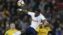 Aksi pemain Tottenham, Serge Aurier (kiri) saat melakukan duel dengan pemain Newport, Padraig Amond pada laga Piala FA di Wembley Stadium, London, (7/2/2018). Tottenham menang 2-0. (AP/Alastair Grant)
