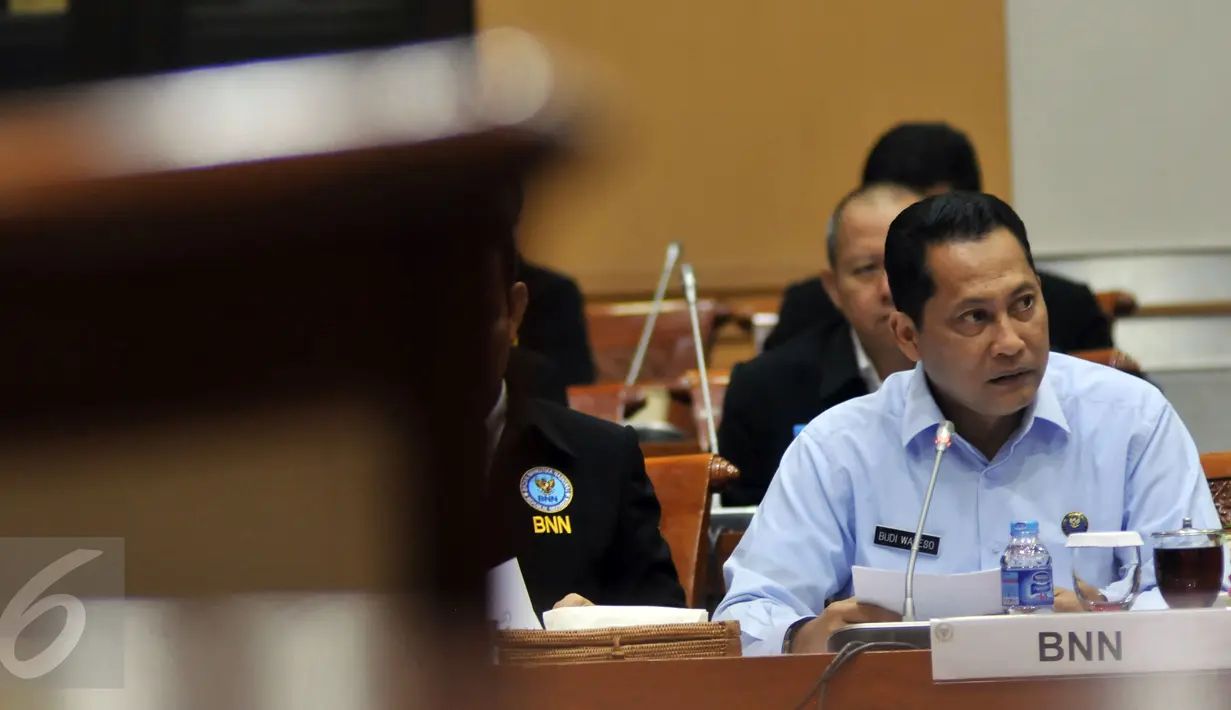 Ketua BNN, Budi Waseso menyimak penjelasan Komisi III saat Rapat Dengar Pendapat (RDP) di Kompleks Parlemen, Senayan, Jakarta, Kamis (4/2). RDP tersebut membahas program-program prioritas dari BNN. (Liputan6.com/Johan Tallo)