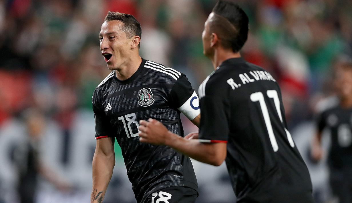 Andres Guardado. Gelandang berusia 36 tahun yang kini bermain bersama Real Betis yang dibelanya sejak awal musim 2017/2018 ini tercatat menjadi pemain aktif dengan jumlah caps terbanyak bersama Timnas Meksiko. Hingga kini ia telah bermain dalam 177 laga dengan torehan 28 gol dan 31 assist sejak melakukan debut pada 14 Desember 2005. Ia diprediksi akan masuk skuad Meksiko di Piala Dunia 2022 Qatar yang akan menjadi Piala Dunia kelima sepanjang kariernya. (AFP/Getty Images/Matthew Stockman)
