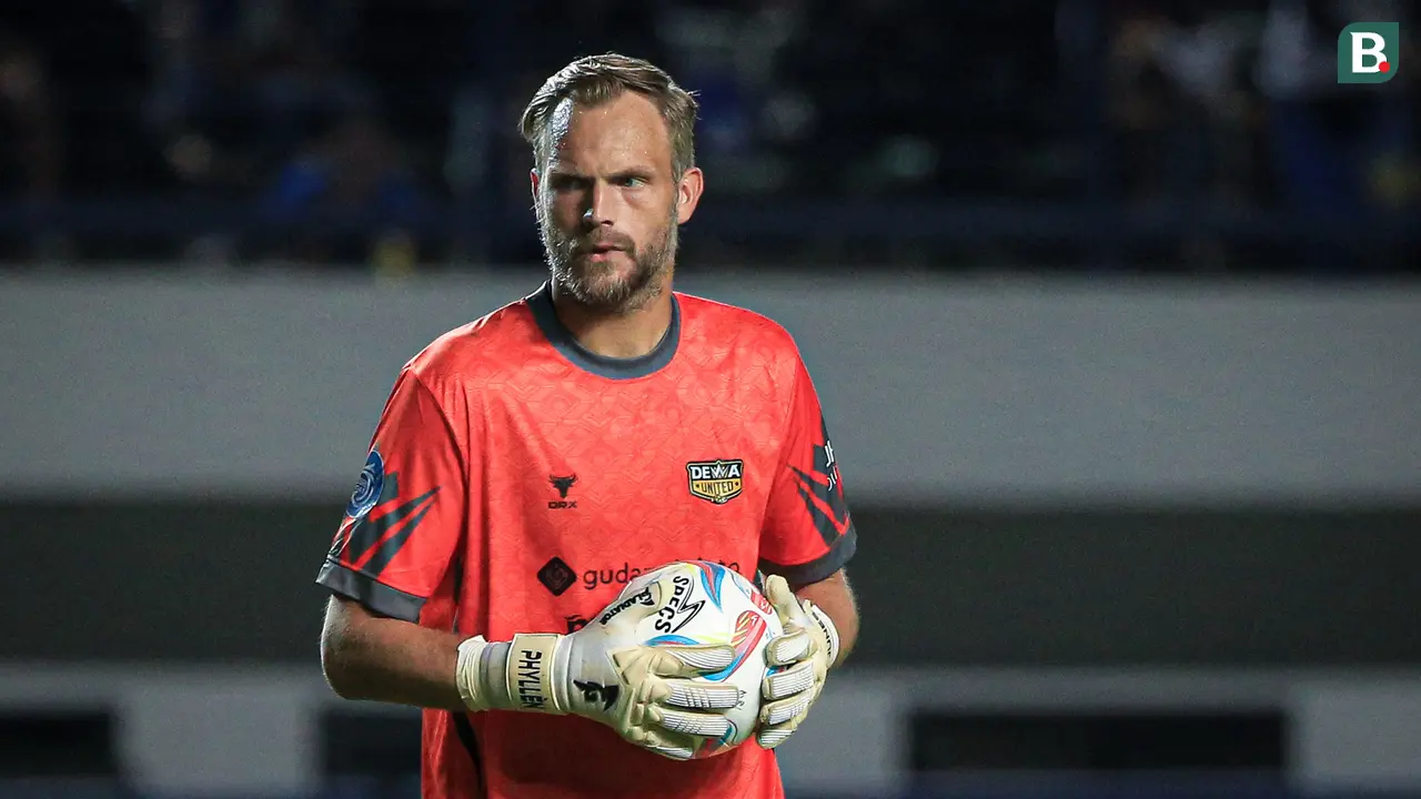 Foto: Aksi Solid Kiper Asing Dewa United, Sonny Stevens sebelum Akhirnya Dibobol Tendangan Ezra Walian di BRI Liga 1 2023 / 2024
