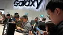 Sejumlah pengunjung mencoba ponsel Samsung Galaxy S9 Plus saat acara Samsung Galaxy S9 Unpacked di Barcelona, Spanyol (25/2). Galaxy S9 memiliki layar 5,8 inci, sementara S9 Plus memiliki layar 6,2 inci. (AFP Photo/Lluis Gene)