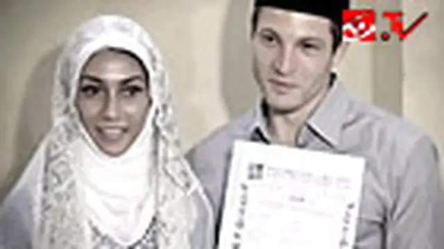 Uli Auliani Terharu Pacarnya Masuk Islam