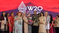 Co-Sherpa G20 Presidensi Indonesia, Raden Edi Prio Pambudi menerima komunike untuk seterusnya diajukan ke KTT G20 mendatang. Pertemuan tersebut sekaligus menandai lahirnya “Toba Track”, sebagai komitmen dari W20 untuk memberikan aksi nyata dalam pemberdayaan perempuan (Istimewa)