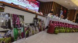 Direktorat Tindak Pidana Tertentu Bareskrim Polri mengungkap kasus pengoplosan atau penyuntikan gas LPG 3 kilogram bersubsidi ke dalam tabung gas non subsidi berukuran 5 dan 12 kilogram di dua lokasi yaitu Kabupaten Karawang dan Semarang. (merdeka.com/Arie Basuki)