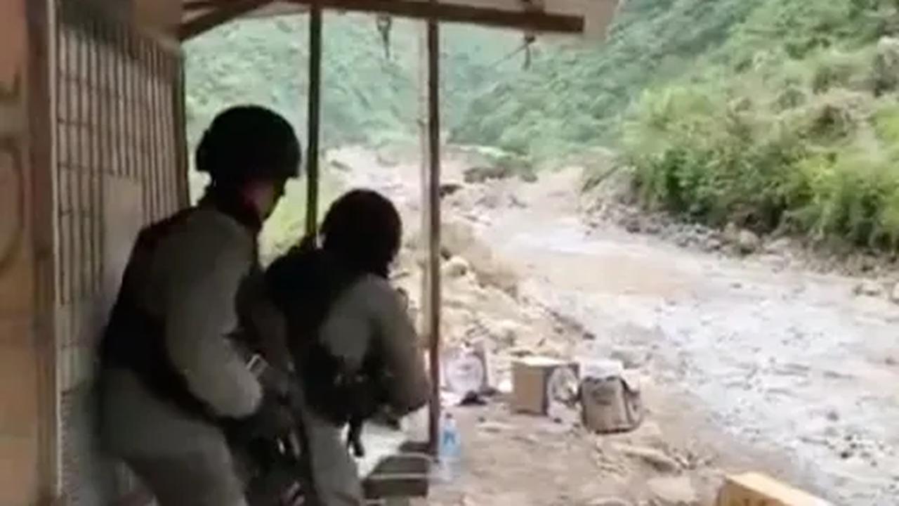 Dalam video tersebut, terlihat beberapa anggota TNI dan Polri sedang menembak ke KKB Papua dengan posisi tiarap. Puluhan peluru pun saling ditembakkan satu sama lain dan membuat situasi menjadi semakin mencekam.<br>