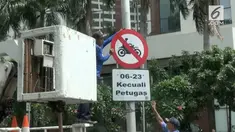 Hari ini, Dishub mulai menurunkan rambu larangan motor melintas di daerah MH. Thamrin