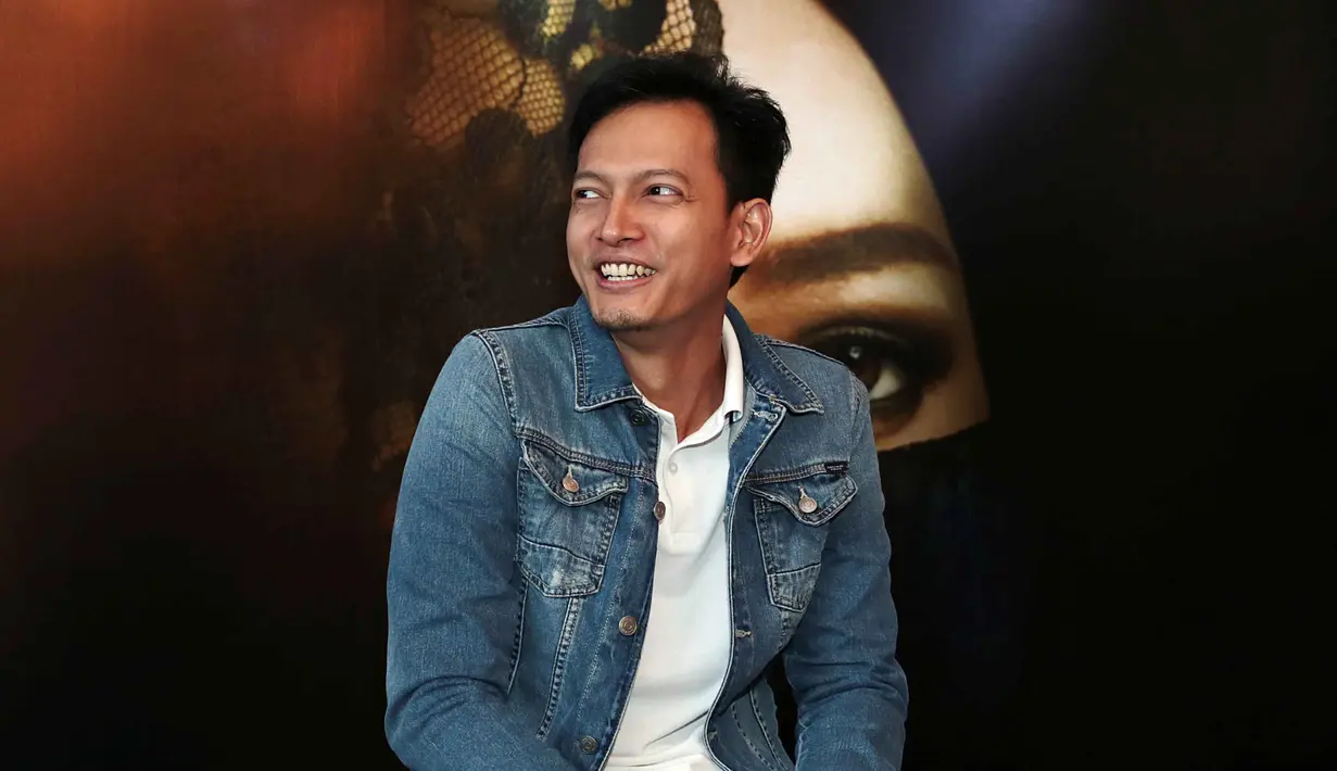 Seringnya bermain dalam film drama tentang cinta segitiga, ayah satu anak itu bahkan sering dicap sebagai aktor poligami. Meski demikian, suami dari Calysta Vanny Widyasasti itu merasa tidak terganggu. (Deki Prayoga/Bintang.com)