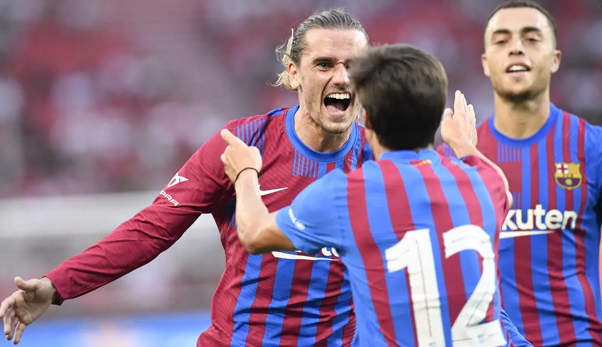 Antoine Griezmann. Striker berusia 30 tahun yang telah memperkuat Barcelona selama dua musim ini mampu mencetak 13 gol musim lalu. Kolaborasinya dengan Memphis Depay diprediksi akan mengatrol jumlah golnya musim ini. (Foto: AFP/Thomas Kienzle)