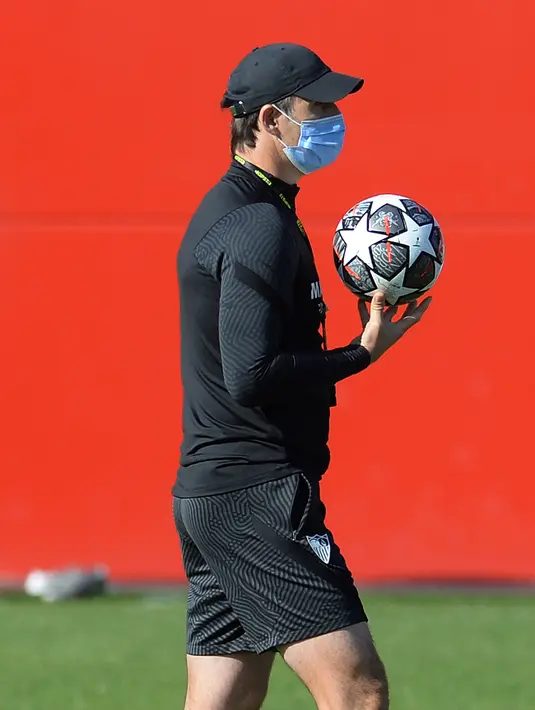 Pelatih Sevilla, Julen Lopetegui melihat pemainnya berlatih selama sesi latihan tim di Ciudad Deportiva Jose Ramon Cisneros Palacios,  Spanyol (16/2/2021). Sevilla akan bertanding melawan Borrusia Dortmund pada leg pertama babak 16 besar Liga Champions. (AFP/Cristina Quicler)