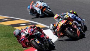 Pembalap Spanyol, Marc Marquez, dari tim Ducati Lenovo mengendalikan sepeda motornya diikuti oleh pembalap Spanyol, Pedro Acosta, dari tim Red Bull KTM Factory Racing selama balapan MotoGP Grand Prix Italia di sirkuit Mugello di Scarperia, Italia, Minggu, 31 Mei 2026. (AP Photo/Antonio Calanni)